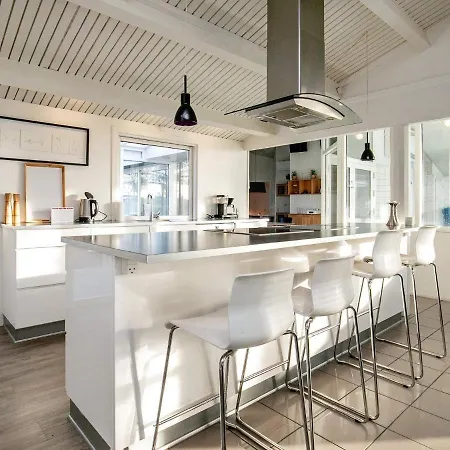 Six-bedroom In Holiday home *