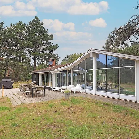 Six-bedroom In Holiday home *