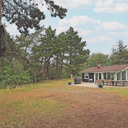 Six-bedroom In Holiday home